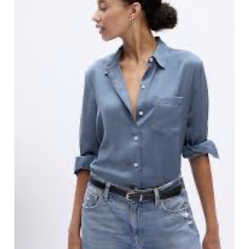 GAP Women's "The Easy Shirt" Blue Sz M NWT $69 Silky Feel! Button Up L/S